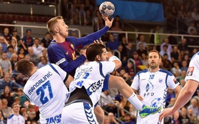 Aleix Gómez intenta superar la defensa contrària